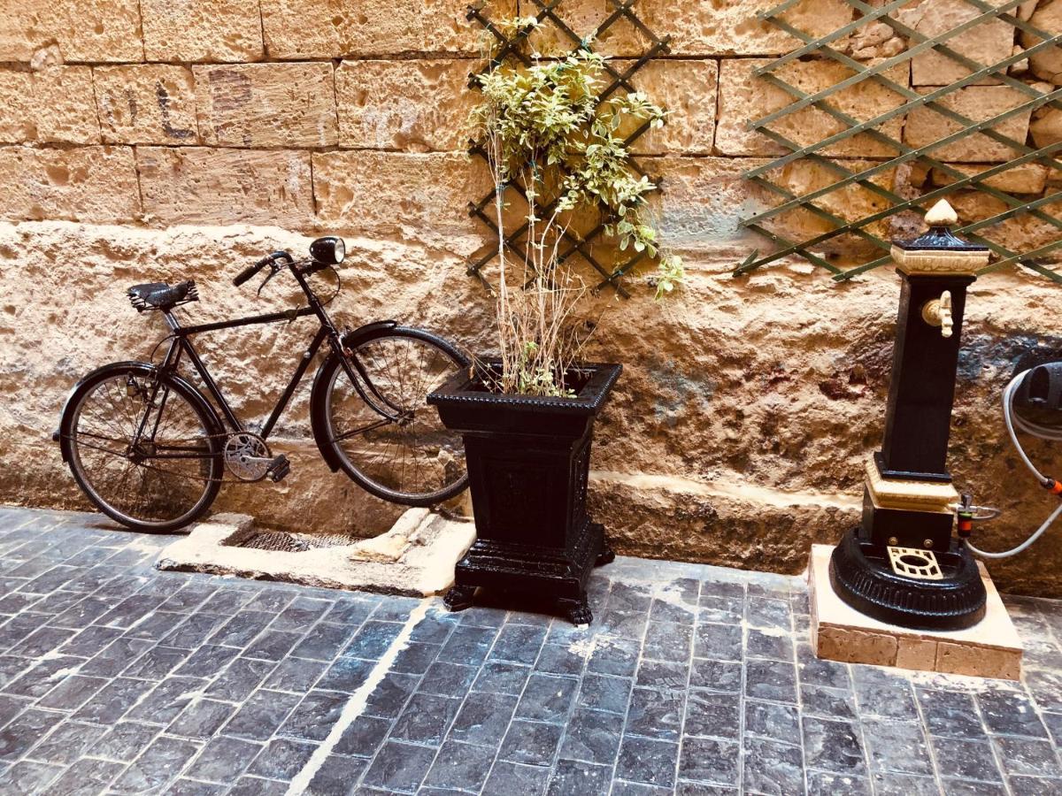 10 La Ruelle Apartment Valletta Exterior photo